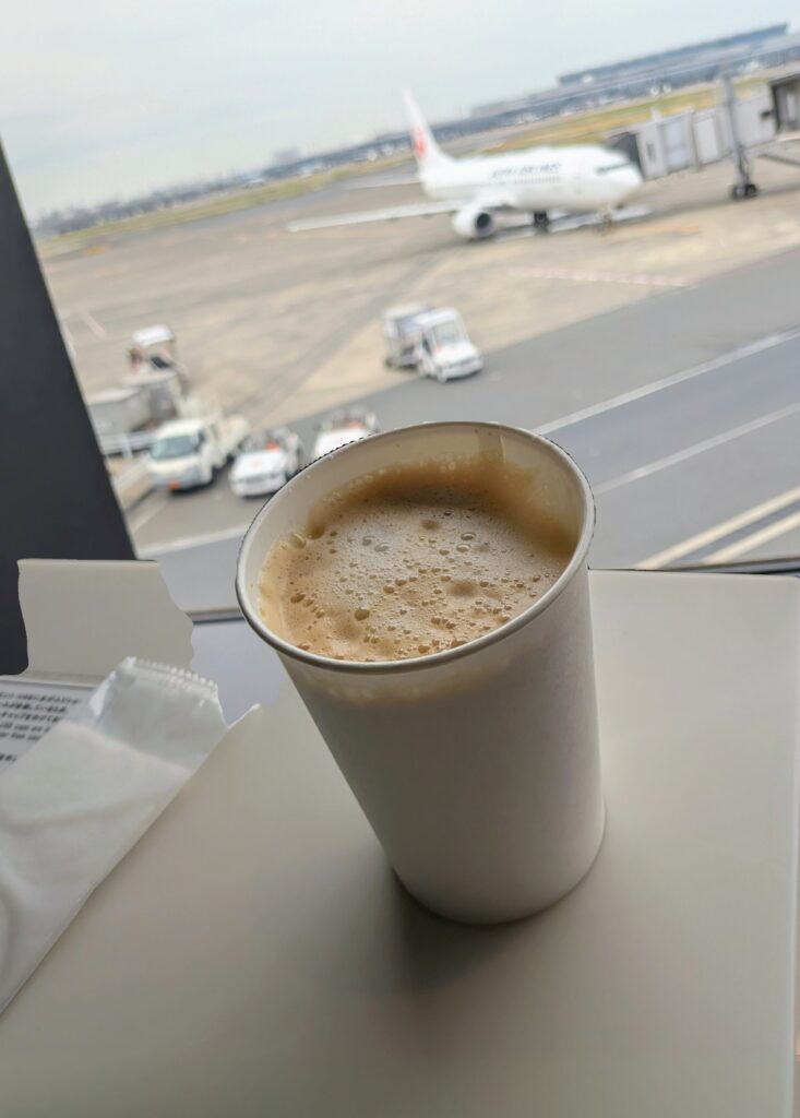 大きな窓から滑走路の飛行機を一望できる羽田空港パワーラウンジの座席